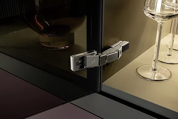 Zawiasy meblowe z cichym domykiem